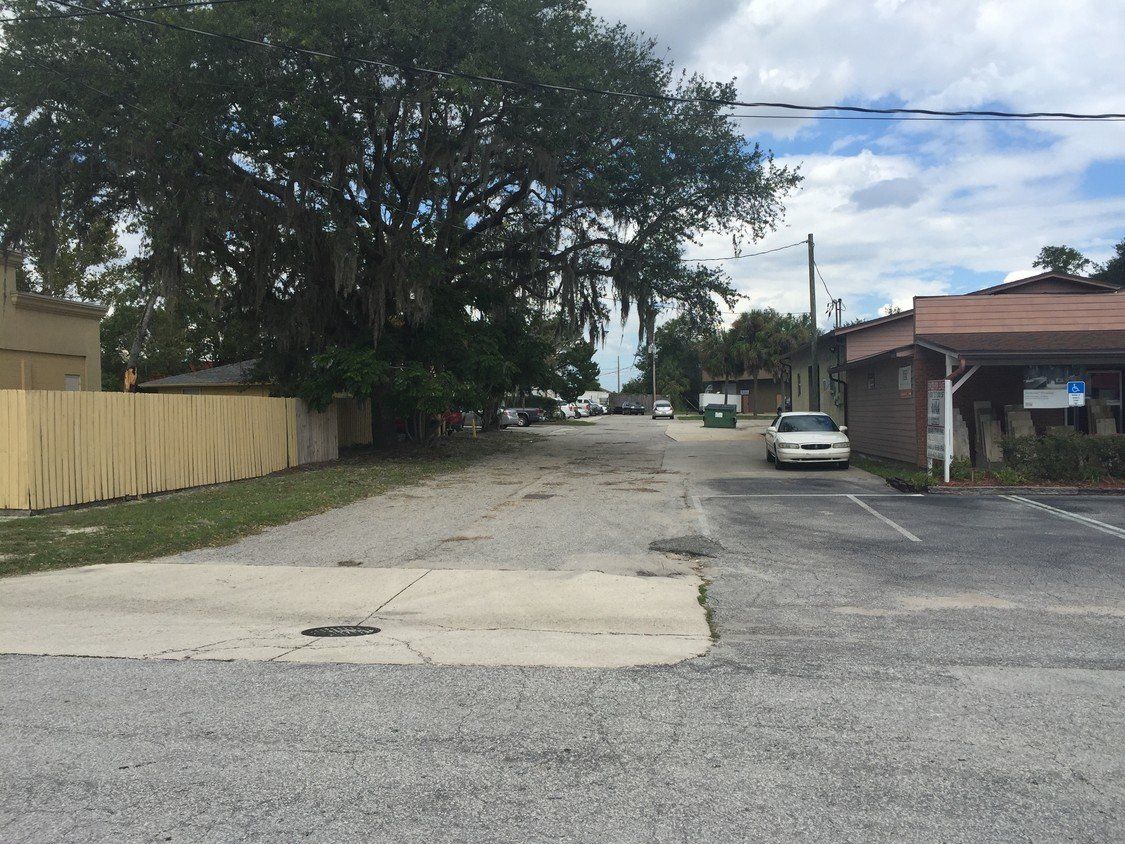 Storefront Retail Space For Lease: 334 Parkridge Ave, Orange Park, FL 32065